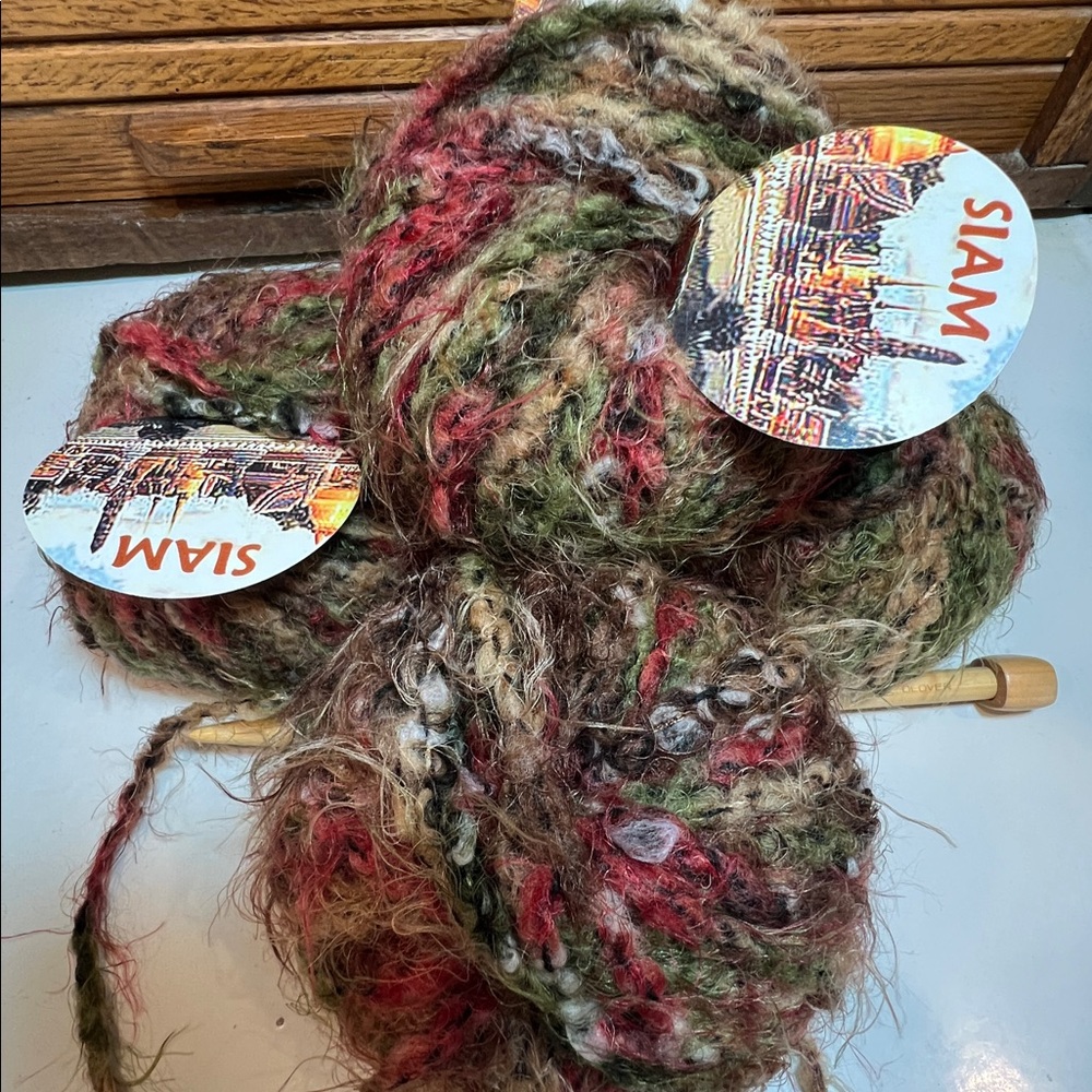 Siam yarn, made in Italy, wool blend novelty yarn, 2.5 sts./1” fun & interesting - Picture 6 of 7